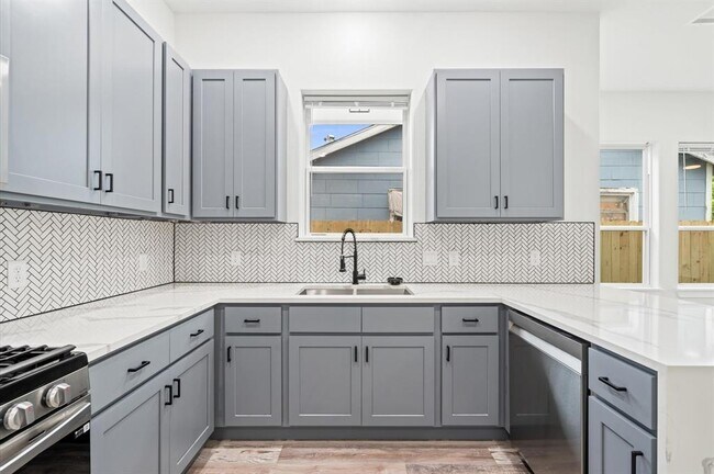 Building Photo - 108 E 44th St