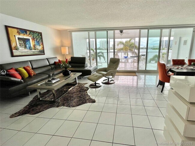 Foto del edificio - 17800 N Bay Rd