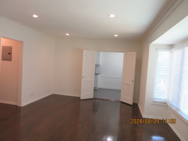 Building Photo - 905 N Sweetzer Ave