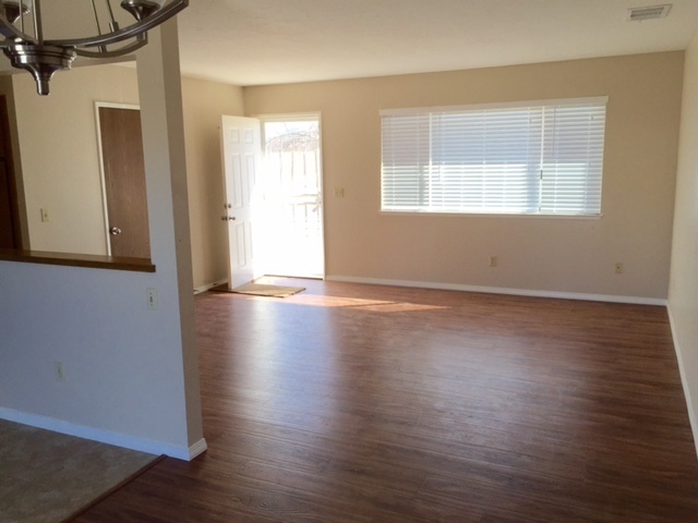 Foto del edificio - 3 BEDROOM, 2 BATHROOM HOME IN VICTORVILLE....