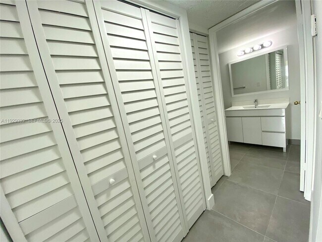 Building Photo - 8005 Lake Dr