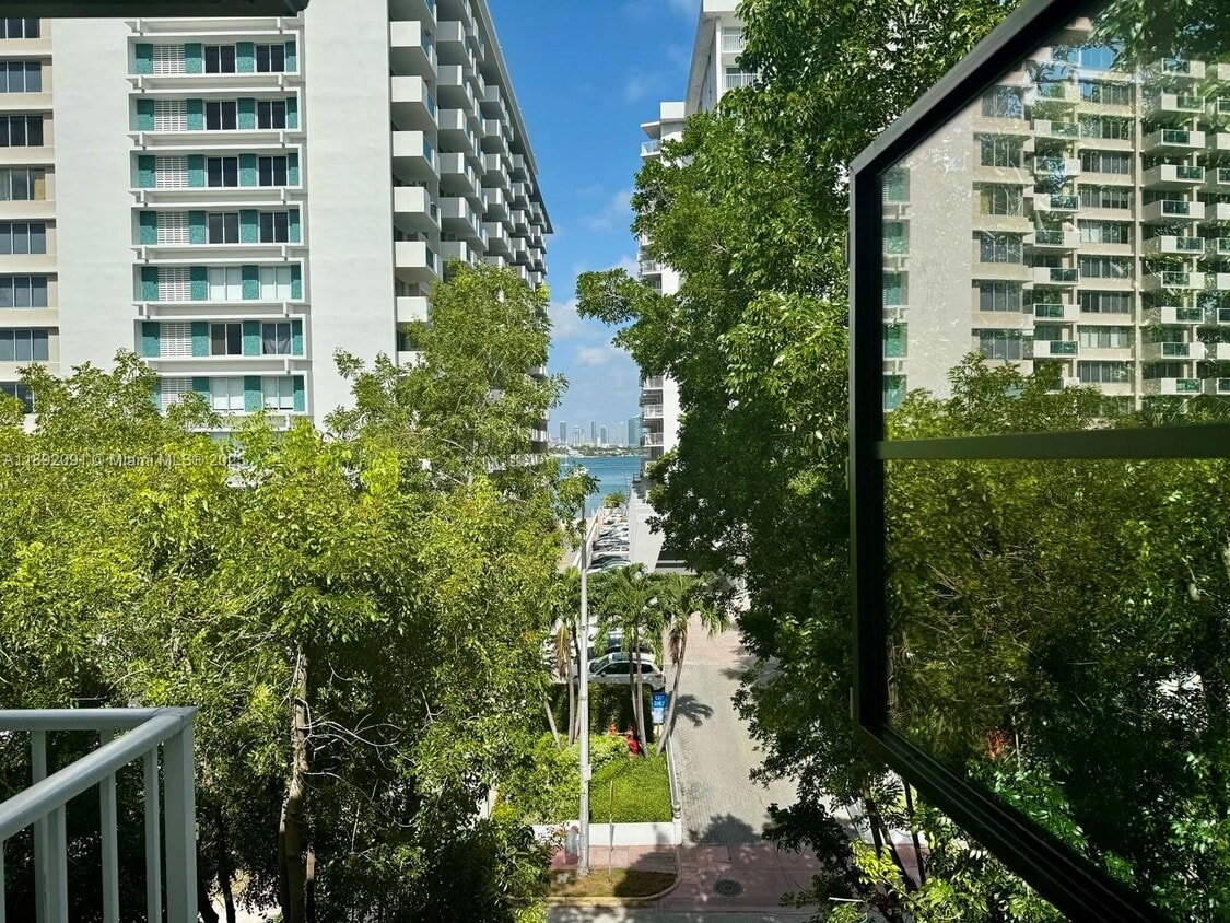 Primary Photo - 1225 West Ave