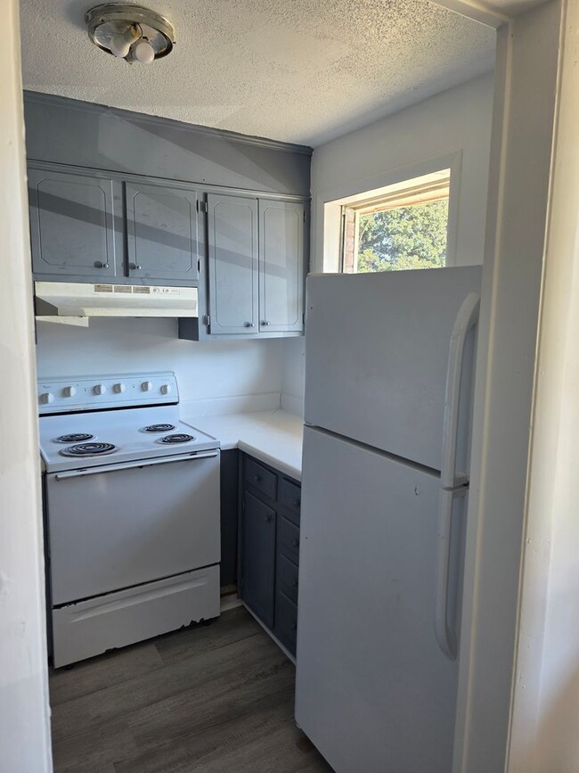 Building Photo - 2 BR j