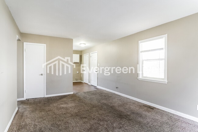 Foto del edificio - 1665 Shady Lane Rd