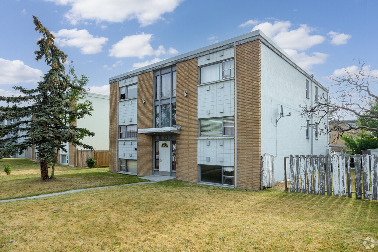 Primary Photo - Westbrook Mallside Apartments