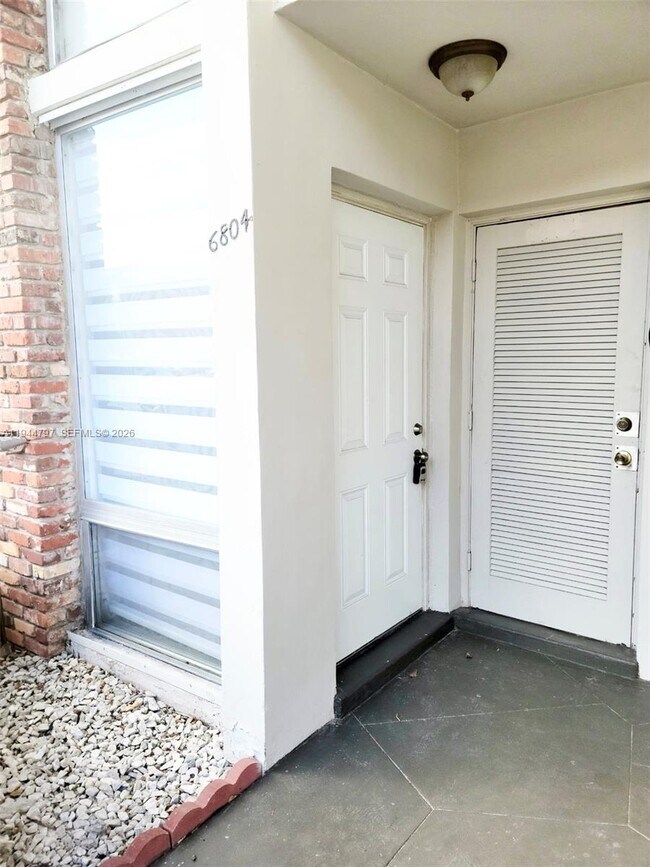 Building Photo - 6804 Brookline Dr