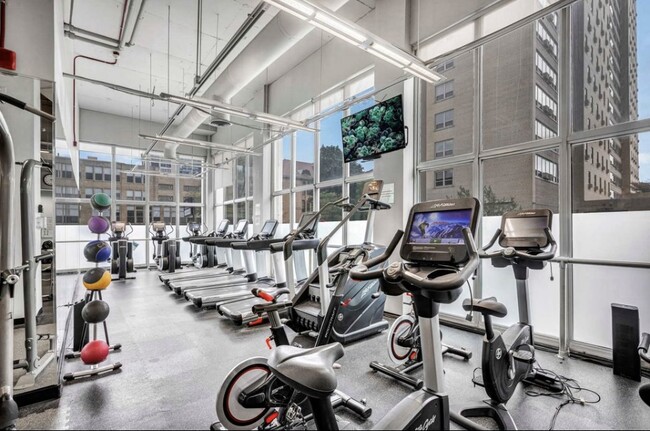 Foto del edificio - 655 W Irving Park Rd