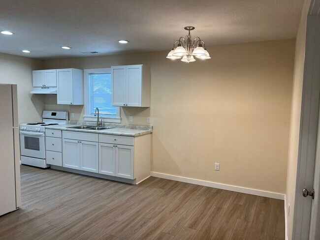Building Photo - Recently Updated 3 Bedroom near OTC
