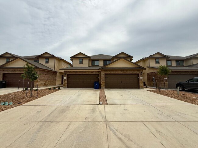 Foto del edificio - 3bd/2.5ba Two-Story Duplex in Prime Location