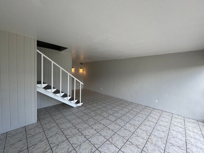 Foto del edificio - "Month of Rent FREE" Charming 2 Bedroom, 1 Bathroom Home in the GATED COMMUNITY of Hilltop Apartm...