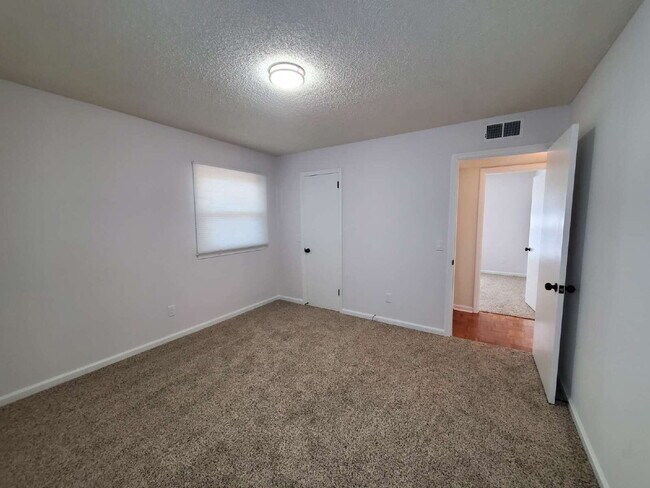 Foto del edificio - "Charming and Newly Updated 2-Bed Duplex Retreat in Hendersonville – 900 Sq Ft of Cozy Living!"