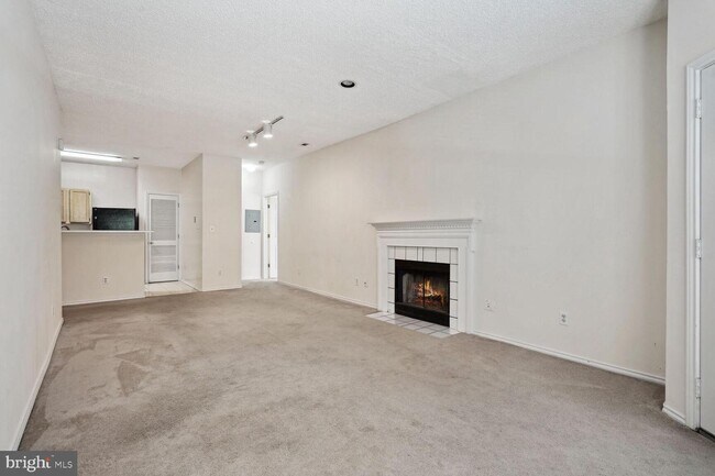 Building Photo - 13070 Autumn Woods Way