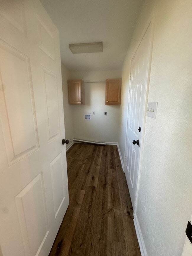 Building Photo - 3 Bedroom / 2 Bath with plenty of space. T...