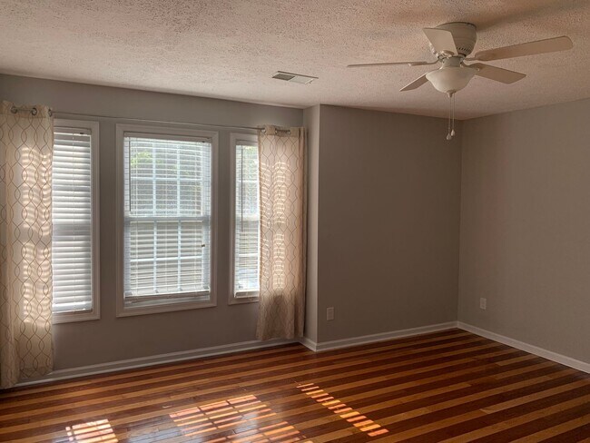 Foto del edificio - 2 Bedroom Townhouse off Wiggington Road