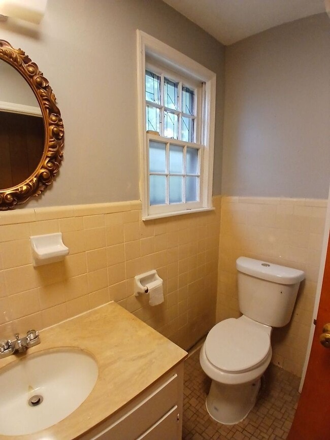 Building Photo - Charming Studio Apartment - Parkway Villag...
