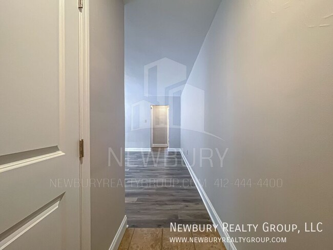 Building Photo - Bright & Modern One-Bedroom Apartment in P...