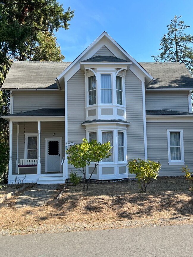 Foto del edificio - 2 story, 4 bedroom 1 bathroom home in Canyonville.