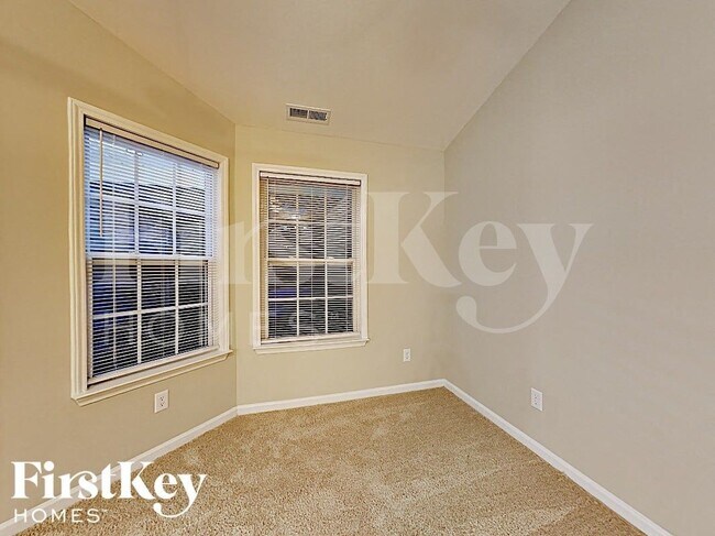 Building Photo - 2332 Juniper Dr