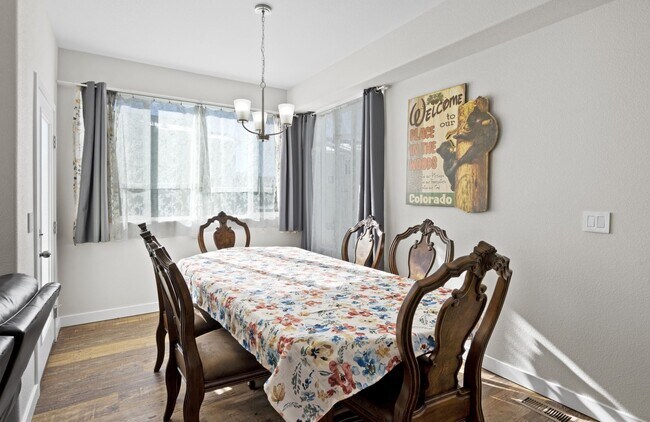 Foto del edificio - Great Location Woodland Park Townhome!