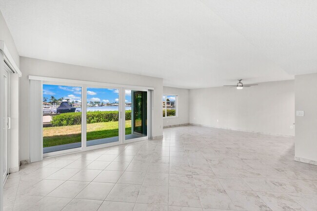 Sala de estar/Comedor - 1700 Commodore Blvd