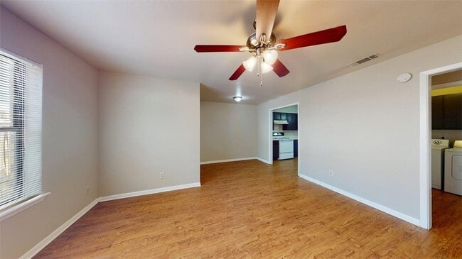 Foto del edificio - 2807 Longmire Dr