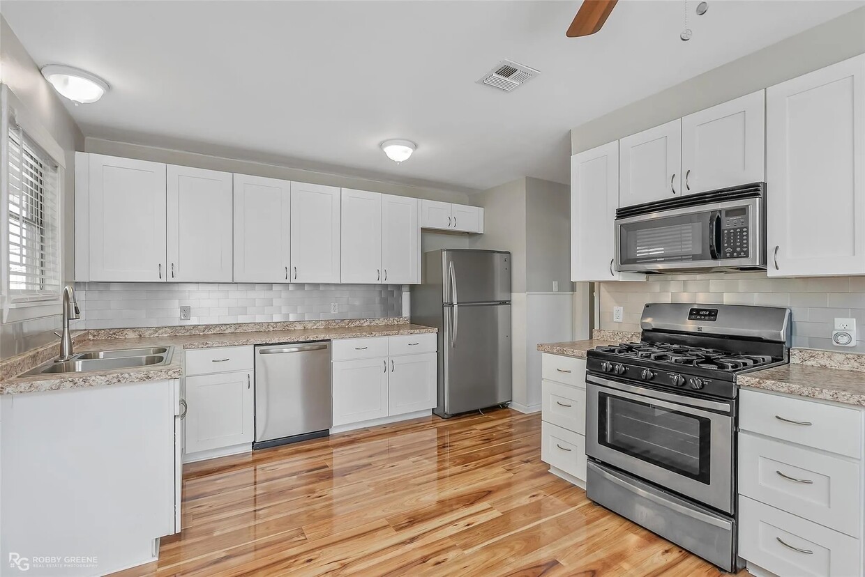 Foto principal - 4211 Logan St