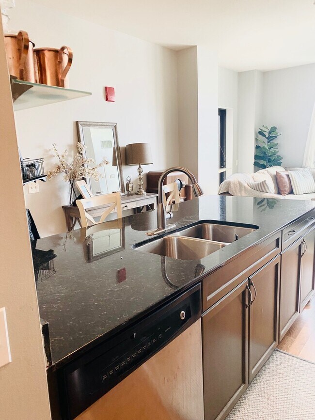 Foto del edificio - 511 W Division St