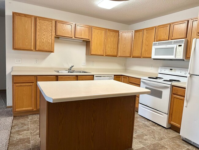 Building Photo - Walk Out Patio - 2 Bedroom 2 Bath