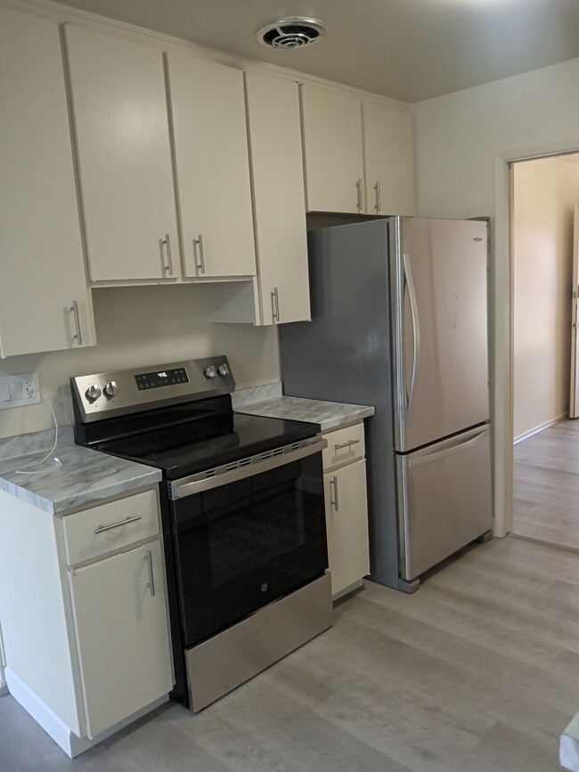 Building Photo - 803 Comet Dr