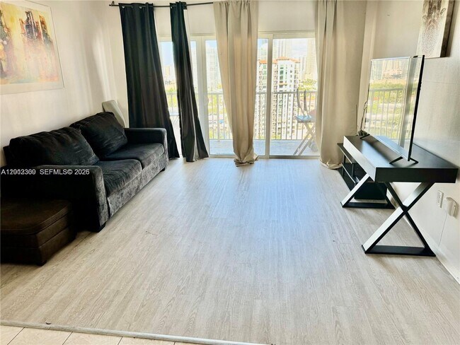 Foto del edificio - 300 Bayview Dr