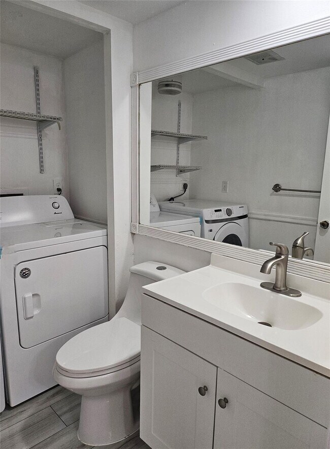 Foto del edificio - 912 Springdale Cir