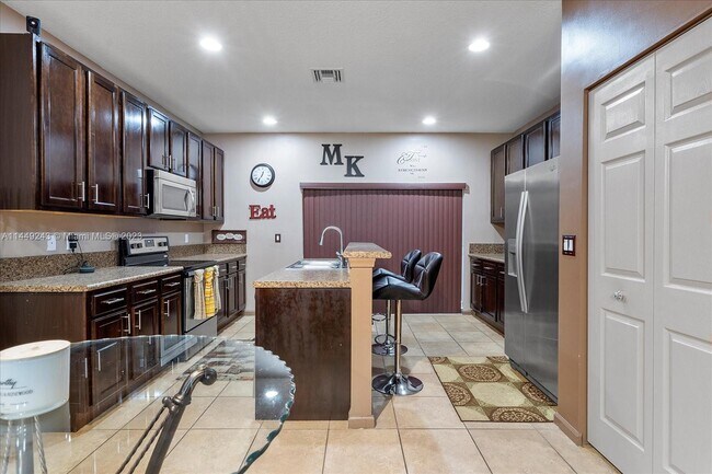 Foto del edificio - 5904 Woodlands Blvd