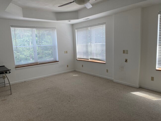Main bedroom - 569 Melville Ave
