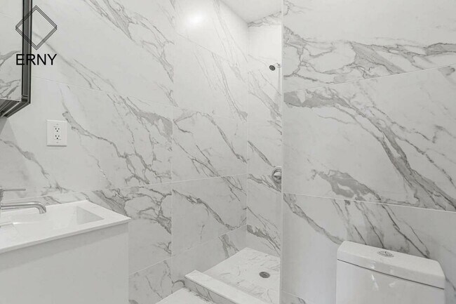 Foto del edificio - 351 E 26th St