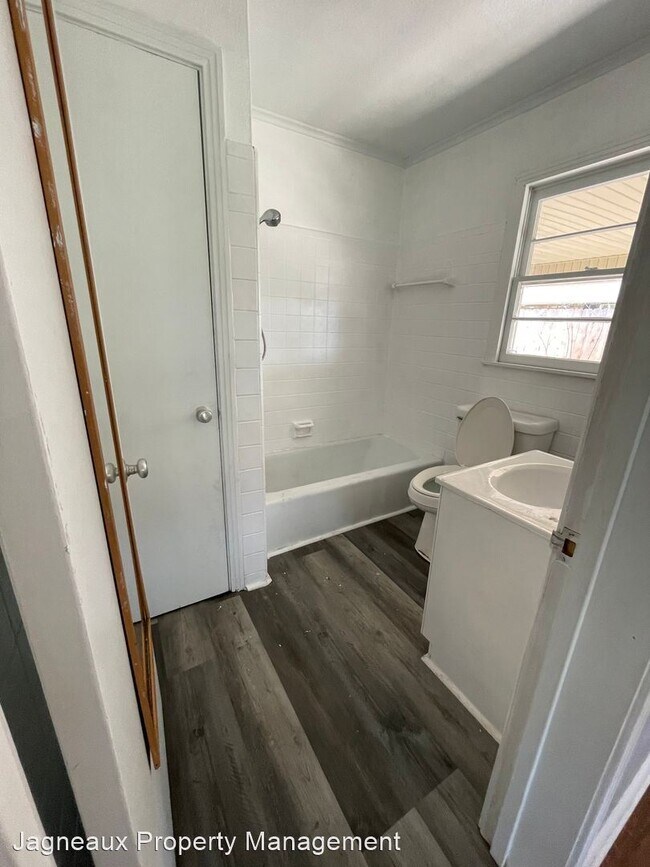 Building Photo - 3 br, 2 bath House - 611 W School St