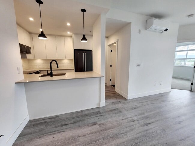 Building Photo - 2180 Kelly Av