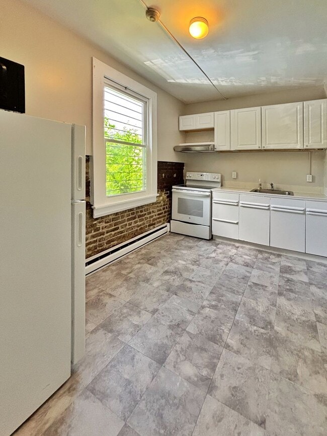 Building Photo - For Rent – Renovated 1 Bedroom, 1 Bathroom...