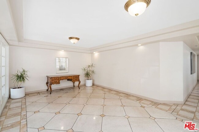 Building Photo - 125 S Oakhurst Dr