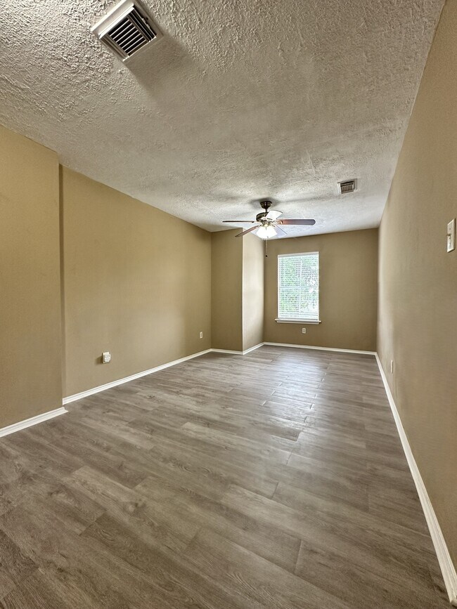Foto del edificio - 6910 Bayou Crest Dr
