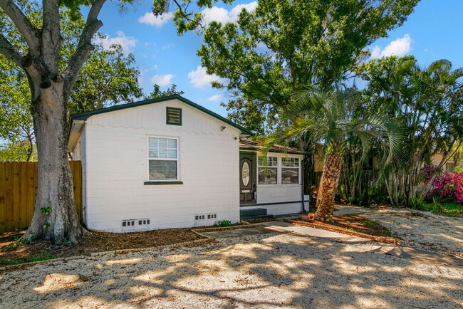 Building Photo - FULLY FENCED in Home For Rent in St Peters...