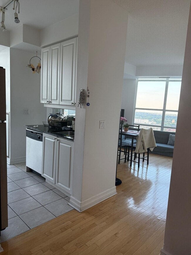 Photo du bâtiment - 1 Elm Dr W