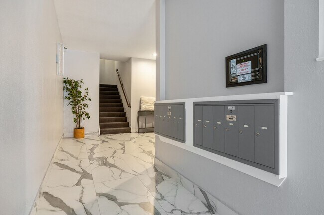 Foto del edificio - Modern 1BR/1BA Penthouse in Pacific Height...