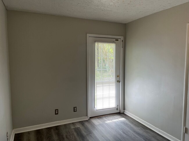 Building Photo - Nice 2 Bedroom 1 bath … Waiting for You to...