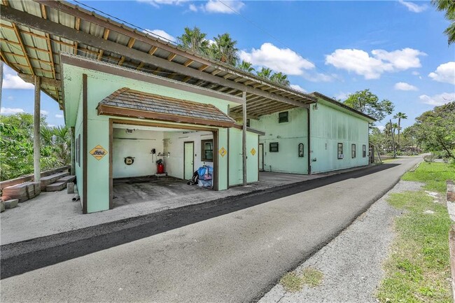 Building Photo - 8822 Lago Vista Dr