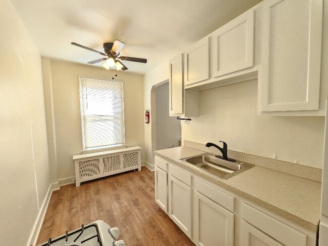 Building Photo - 808 N Main St