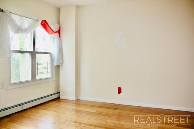 Foto del edificio - 3 bedroom in Brooklyn NY 11203