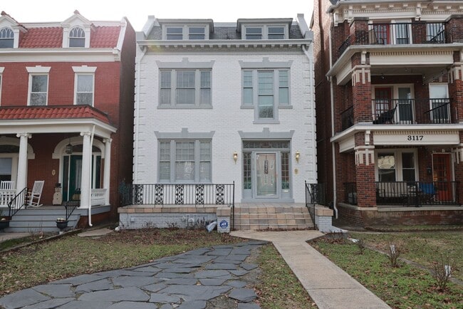 Building Photo - -- AVAILABLE 05/26/2026 -- MUSEUM DISTRICT CHARMER! 2 CAR GARAGE