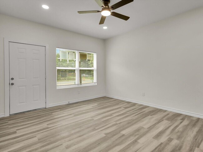 Foto del edificio - Open Layout & Spacious Yard