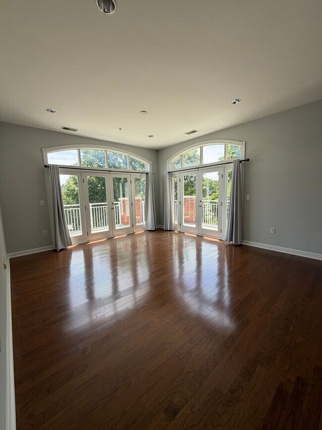 Building Photo - Top-Floor 2BR/2BA Corner Condo in the Heart of Dilworth Near Uptown Charlotte!
