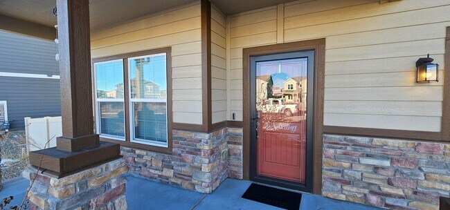 Building Photo - Great Newer Area